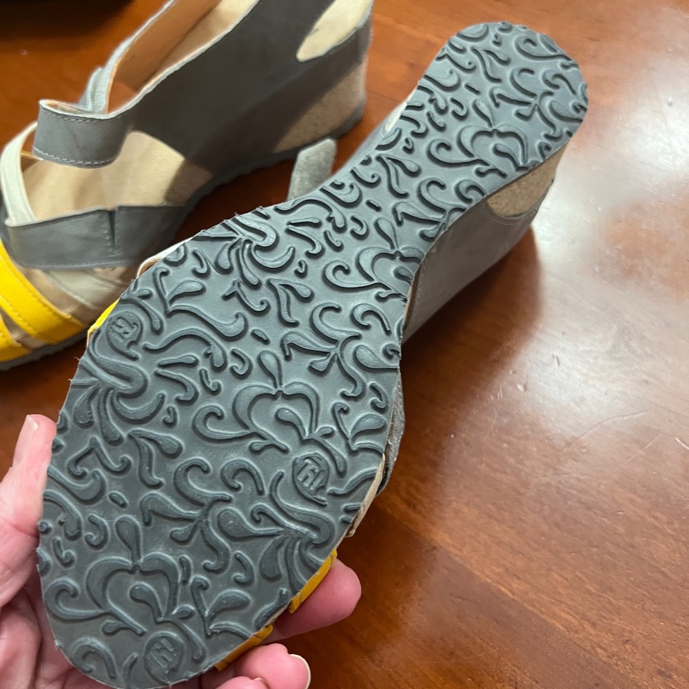 Think! Sandals - Picture 5 of 7
